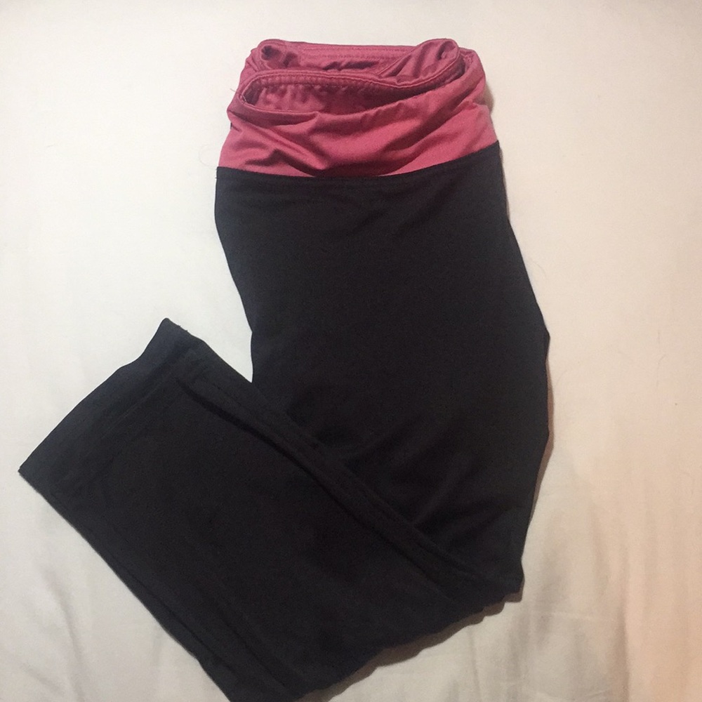Shin length yoga pants
